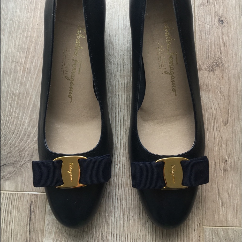Classic Ferragamo bow pump